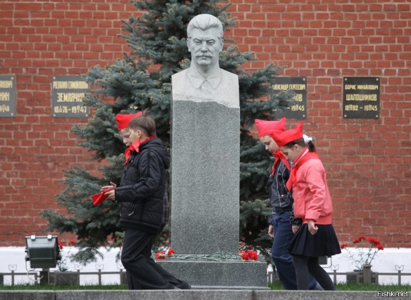 тело Сталина было вынесено из мавзолея и захоронено не в кремлевской стене, а у стены.
Надгробный памятник И. В. Сталину у Кремлёвской стены