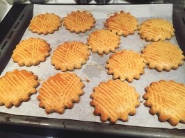 Копеек 20 было на перекус в буфете на большой перемене. Коржик - наше все.
А полноценный обед с котлетами и копотом был на продленке (родители платили отдельно), но мне там не нравилось.