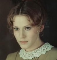 Уверен, что многие в курсе, но вдруг кто-то не знает, в силу возраста например или просто как-то прошло мимо... Позволю напомнить уважаемому обществу, что В "Жестоком романсе" Гузееву озвучила замечательная актриса театра и кино Анна Каменкова. Которая сама по себе очень красивая женщина, и сейчас прекрасно выглядящая для своих лет. А в молодости была вообще ух! Почему Рязанов не взял её на роль Ларисы, я не понимаю. И кстати, в отличии от Гузеевой занимается своим делом. На сегодняшний день одна из самых востребованных актрис дубляжа.