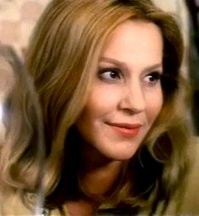 Уверен, что многие в курсе, но вдруг кто-то не знает, в силу возраста например или просто как-то прошло мимо... Позволю напомнить уважаемому обществу, что В "Жестоком романсе" Гузееву озвучила замечательная актриса театра и кино Анна Каменкова. Которая сама по себе очень красивая женщина, и сейчас прекрасно выглядящая для своих лет. А в молодости была вообще ух! Почему Рязанов не взял её на роль Ларисы, я не понимаю. И кстати, в отличии от Гузеевой занимается своим делом. На сегодняшний день одна из самых востребованных актрис дубляжа.