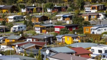 Ой да вы, что, а это я так понял в РФ.
или это многодетная семья заселила просторы.
Еще один высер Либераста.
Где угодно в чем угодно как угодно, но в США.