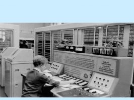 ... именно с таким "компом" я познакомился на уроке программирования в 1980м году.  Примерно такая: