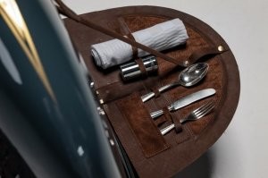 Полная дичь...
Во-первых это не стимпанк, отдаленно стимпанк напоминают датчики и медный кусок выхлопной трубы. В моем пылесосе больше "стимпанка" чем здесь.
Во-вторых этот трамвай не может поворачивать. Значит ездить на нем - безыдейно. Взял бы коробку прикрепил  руль, радиатор и два колеса, эффект был бы тот же  зачем портить мотоцикл. 
В третьих, даже если бы он куда то поехал, то ложки/вилки/салфетки - еда со вкусом грязи и асфальта... как такое вообще в голову прийти может?