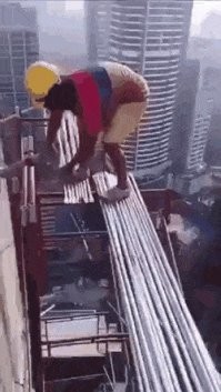 И нахрена ему каска?