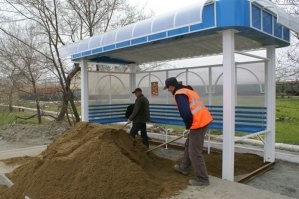 Остановка установлена!
По твоему она стоит на ножках как кровать? 

Её закрепили и закатали асфальтом!

Типа вот так.