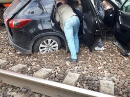 ""Сегодня в 08:00 в Подмосковье недалеко от станции "Бекасово-сортировочная" 29-летняя дежурная РЖД Марина Шипалова сдала пост, села в свою "Мазду СХ5" и отправилась домой. Около 08:05 женщина остановилась перед родным переездом - пропустила грузовой поезд и решила пересечь пути сразу за ним на запрещающий сигнал семафора. Девушка не заметила приближающийся встречный состав.
Спешка и беспечность чуть не стоили Шипаловой жизни. В состоянии комы с черепно-мозговой травмой и переломами ее доставили в реанимацию. Медики борются за жизнь растяпы...""