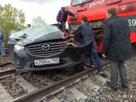""Сегодня в 08:00 в Подмосковье недалеко от станции "Бекасово-сортировочная" 29-летняя дежурная РЖД Марина Шипалова сдала пост, села в свою "Мазду СХ5" и отправилась домой. Около 08:05 женщина остановилась перед родным переездом - пропустила грузовой поезд и решила пересечь пути сразу за ним на запрещающий сигнал семафора. Девушка не заметила приближающийся встречный состав.
Спешка и беспечность чуть не стоили Шипаловой жизни. В состоянии комы с черепно-мозговой травмой и переломами ее доставили в реанимацию. Медики борются за жизнь растяпы...""