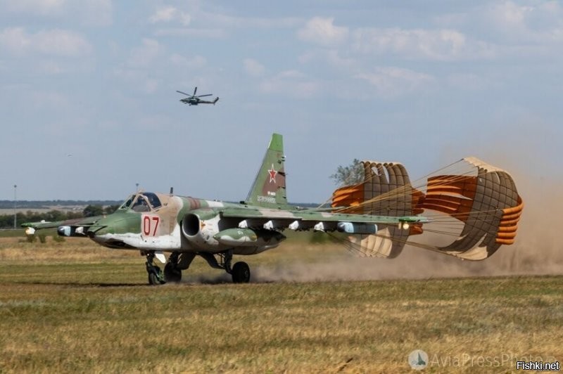 я в армии бегал убирал парашюты после посадки )))