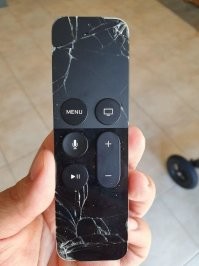 Это пульт от Apple TV. Не знаю о чем думали яблочники когда этот пульт создавали, но я как пользователь откровенно скажу - пульт го-но. Очень маленький, в темноте кнопки различить невозможно , устройство реагирует от малейшего прикосновения - тем самым самоароизвольно переключает телеканал или запускают /закрывает аппликацию когда этого не требуется, да и сам он может легко затеряться. Короче тому кто такой пульт придумал - отдельная сковородка в аду...