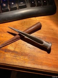 Автор, не пиши глупости!
Этот инструмент где-то 18-19 века, при помощи него выковыривлись клавиши компьютерной клавиатуры для дальнейшей очистки, т.к. в те времена еще не были изобретены антисептики и защитные маски. 
На фото-то же подсказка. 
Кстати, судя по фото, клавиатура датируется тоже где-то 19 веком.