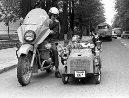 Водила с другой стороны, иди ему мозги парь !