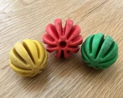 Насчет экономии порошка не могу сказать, сколько его положишь, столько и потратится, а вот эффективность стирки увеличат вполне, в том случае, когда бак ЗАГРУЖЕН ПОД ЗАВЯЗКУ. В этом случае вещи лежат плотно, переваливаться не могут и вода между ними просто не "ходит туда-сюда"