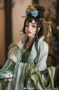 Пост - ср@ли-мазали. В одну кучу и мастерство (оригами) и ерунда всякая (макраме воспроизведу по фотке - самые простые узлы, не слишком длинные нити), которую практически любой может сделать. 
Что с тортом - почему есть нельзя?.. 
В чём гениальность автора гитар? Страдивари для гитар, что ли?.. Он один только их вручную (если вручную!) сделал?.. 
В чём уникальность платья?.. Купить ткани а-ля-звёздныевойны и сшить платье - о да! Достойно музея!
Гобелен корабля НЕ ТОЛЬКО из ниток - гвоздики уже не в счёт?.. 
Торт просто убогий. Вот для примера украшение торта от МАСТЕРА: