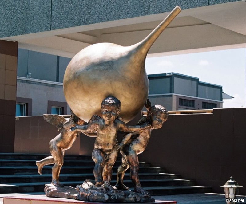 памятник груше