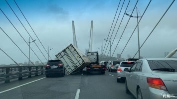 На Золотом мосту с фуры рефконтейнер сдуло.