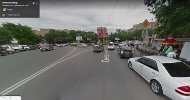 Я и не утверждаю, что это просто кольцо.
"Даже если бы это было не так, то поворот направо только с правой полосы, а не с левой."
Вот с этим позволю себе наглость не согласиться. У нас во Владивостоке на Первой речке есть кольцо, которое огибает главная дорога в два ряда. И получается, что при движении по левому ряду водитель не съезжает с кольца, а движется по своему ряду. То есть манёвр он не совершает. 
И как видите, справа тоже будут пропускать.