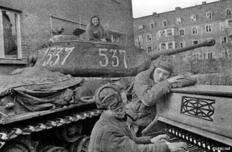 Ну насчет формы , я бы не стал утверждать столь категорично . В сети достаточно фотографий , вот к примеру обратите внимание на командира экипажа .
Апрель 1945 года , Бреслау .
Ваш первый вопрос , так же может иметь несколько толкований .