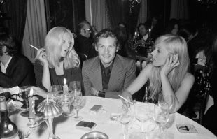 21 сентября 1970 года. Журналист Генри Чапьер (обрезан) "Еврей то есть"), итальянская актриса Вирна Лиси, австрийский актер Хельмут Бергер и Сильви Вартан на вечеринке в Париже. Фото Bertrand Laforet.