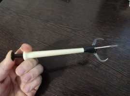 Ledenie kubiki s etim ustroistvom v stakan kladutsa .