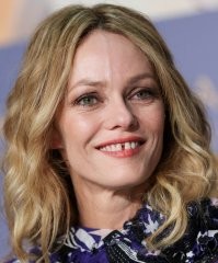 "Большинство людей стремятся избавиться от этой щелочки еще в детстве, но у Ванессы всегда было собственное мнение о красоте. В итоге на заре карьеры щербинка стала визитной карточкой Ванессы." (ц) 

Ну-ну... А зубки то с годами разъехались.