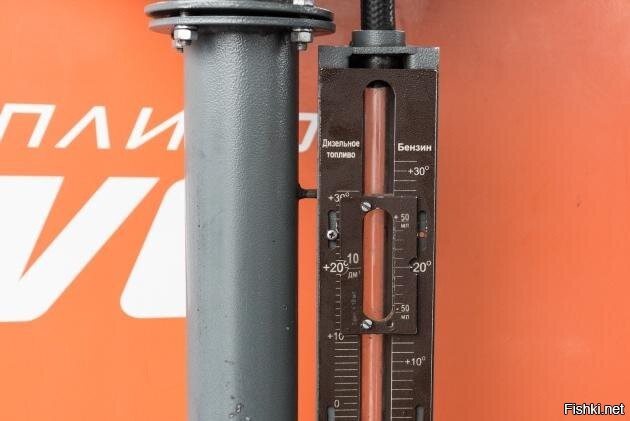 Вот шкала проверочного мерника на колонке. Видите шкалу температуры? Так вот этот условный литр в зависимости от температуры на улице будет разным. Об этом я и писал - на заправках литр - единица относительная.