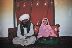 В большинстве европейских стран, девочку надо было изобразить чёрной, а то как-то нетолератно получается..  И вообще в Босния и Герцеговина она должна с Коранам сидеть и одета по шариату. Да и вообще читать не должна уметь, а должна жить с 60 летним Абду-Хамилом и уже иметь от него 3-х детей.
Но, понятно, все  хотят себе польстить красивыми видами  из окна и белыми детьми, которые проводят время за написанием стихов и книг а не за смартфонами или не вращая спиннер на пальце. :)