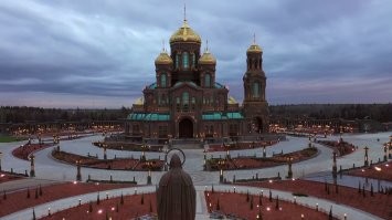а где макеты главцеркви? главное достижение Кожегутыча
Шойгу наградил участников строительства главного храма ВС РФ

Для главы оборонного ведомства храмы важнее заводов

Министр обороны России генерал армии Сергей Шойгу вручил награды участникам строительства главного храма Вооруженных Сил. Государственными и ведомственными наградами отмечен труд более 600 волонтёров, строителей, членов художественного и технического советов.

На церемонии награждения глава оборонного ведомства сказал:

«Невероятно сложно говорить, когда здесь сидят люди, из которых каждый внес свою лепту в этот проект. Сложно, потому что каждому хочется сказать спасибо, каждому хочется пожать руку. Я попробую это сделать, насколько это у меня получится».

Генерал армии С. Шойгу пристально следил за строительством грандиозного культового сооружения. Все силы и средства были брошены на выполнение задачи, поставленной Министром обороны: сдать объект к 9 мая 2020 года. Темпы работ были очень высокие. Проектирование и строительство храма заняло всего 538 дней.

С трансформацией Советской Армии в Российскую началось постепенное расширение влияния церкви на Вооруженные Силы. Теперь вряд ли найдётся в Министерстве обороны соединение или войсковая часть где нет своего храма или часовни.

Совсем иное отношение у Сергея Кожугетовича и его ведомства к оборонным заводам. Так, в результате реформ, начатых Сердюковым и продолженных Шойгу, из состава Ракетных войск стратегического назначения были выведены все ремонтные заводы. Сегодня два из четырёх бывших предприятий РВСН ещё как-то сводят концы с концами. А вот брянский «85 ремонтный завод» прекратил своё существование. АО «Рембаза» (г. Балашов Саратовской области) на грани закрытия.

Предприятиям оборонно-промышленного комплекса зачастую приходится через суд добиваться у Министерства обороны оплаты произведённой продукции. Военные чиновники могут даже отобрать деньги за качественно выполненные работы.

При этом строятся церкви за счет налогоплательщиков. Несмотря на то, что храмами и молитвами обороноспособность не повысишь. Но система в РФ нацелена исключительно на извлечение прибыли, поэтому хозяева оборонных предприятий будут и дальше избавляться от своих «нерентабельных активов» даже в ущерб интересам государства и общества.