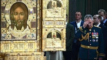 а где макеты главцеркви? главное достижение Кожегутыча
Шойгу наградил участников строительства главного храма ВС РФ

Для главы оборонного ведомства храмы важнее заводов

Министр обороны России генерал армии Сергей Шойгу вручил награды участникам строительства главного храма Вооруженных Сил. Государственными и ведомственными наградами отмечен труд более 600 волонтёров, строителей, членов художественного и технического советов.

На церемонии награждения глава оборонного ведомства сказал:

«Невероятно сложно говорить, когда здесь сидят люди, из которых каждый внес свою лепту в этот проект. Сложно, потому что каждому хочется сказать спасибо, каждому хочется пожать руку. Я попробую это сделать, насколько это у меня получится».

Генерал армии С. Шойгу пристально следил за строительством грандиозного культового сооружения. Все силы и средства были брошены на выполнение задачи, поставленной Министром обороны: сдать объект к 9 мая 2020 года. Темпы работ были очень высокие. Проектирование и строительство храма заняло всего 538 дней.

С трансформацией Советской Армии в Российскую началось постепенное расширение влияния церкви на Вооруженные Силы. Теперь вряд ли найдётся в Министерстве обороны соединение или войсковая часть где нет своего храма или часовни.

Совсем иное отношение у Сергея Кожугетовича и его ведомства к оборонным заводам. Так, в результате реформ, начатых Сердюковым и продолженных Шойгу, из состава Ракетных войск стратегического назначения были выведены все ремонтные заводы. Сегодня два из четырёх бывших предприятий РВСН ещё как-то сводят концы с концами. А вот брянский «85 ремонтный завод» прекратил своё существование. АО «Рембаза» (г. Балашов Саратовской области) на грани закрытия.

Предприятиям оборонно-промышленного комплекса зачастую приходится через суд добиваться у Министерства обороны оплаты произведённой продукции. Военные чиновники могут даже отобрать деньги за качественно выполненные работы.

При этом строятся церкви за счет налогоплательщиков. Несмотря на то, что храмами и молитвами обороноспособность не повысишь. Но система в РФ нацелена исключительно на извлечение прибыли, поэтому хозяева оборонных предприятий будут и дальше избавляться от своих «нерентабельных активов» даже в ущерб интересам государства и общества.