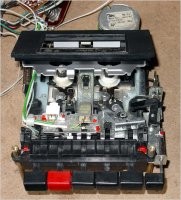 Кассетник там был венгерский, такой же, как и на магнитоле Вега-326. Единственное отличие: на магнитоловском - кнопки, на комбайновском - клавиши.
Магнитоловский ЛПМ

Комбайновский ЛПМ

Ссылки на описание агрегатов: