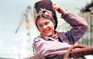 А сварщица - красотка!