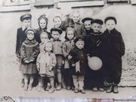 Девушке тоже непозволительно было выходить на улицу простоволосой.
А замужнюю от незамужней отличали по косе, которую женщина расплетала надвое. 
Да и не стал бы к замужней, парень на улице с вопросами приставать.
Вот дети нашего двора в 1958 г.
Через год я пойду в школу в форме  с обязательной фуражкой.