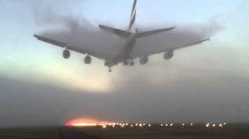 Для забывших физику и никогда не знавших аэродинамику - самолеты летают за счет того, что на верхней плоскости крыла создается пониженное давление (за счет формы крыла и угла набегания потока) а на нижней, соответственно, повышенное. Но из того же курса физики мы знаем, что с понижением давления вода кипит при более низкой температуре. Например, при нормальном атмосферном давлении (1 атм) вода кипит при 99,09 градусах. А при снижении этого давления в 100 раз (что случается при резких маневрах на верхней части крыла) вода кипит уже при температуре 6,6 градуса. Так что у самолетов агрессивно маневрирующих на небольших высотах довольно часто наблюдается "паровой шлейф". Капли влаги в воздухе попадая в зоны низкого давления над крылом резко вскипают, образуя облачко пара. Это явление видно даже у пассажирских самолетах в определенных метеоусловиях (жарко и влажно). Но это явление пропадает с повышением высоты (там воздух холодный). Зато там и выше появляется другое явление, связанное уже не с испарением а с конденсацией. Словом, много интересного есть в этой самой физике и аэродинамике.