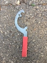 Это "пожарное оборудование" было у каждого советского школьника на велосипеде.. Ключ для регулировки высоты руля, подтяжки спиц и откручивания колпачковых гаек..