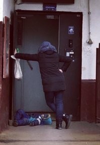 Мне вот эта мама понравилась.  )) Я б тоже не напряглась бы, чтобы поднимать, тащить... Надоест -- сам встанет. 
А дома еще и стирать комбез заставить, если сильно довел.