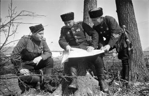 А суть этих, как показана?
Более 98% потомственных казаков, призывного возраста, прошли службу в рядах РККА. например, самый результативный танкист РККА и самый результативный танкист (за единицу времени) в мире Лавриненко был потомственным казаком.
Некоторые части РККА на 100% состояли из казаков. Почти 300 человек из состава этих частей (только чисто казачьих) были удостоены звания героя Советского Союза.
Чисто казачьей была 18-я гвардейская тяжелая танковая дивизия РККА.
По предложению Сталина, для казаков была выделена отдельная колонна на параде Победы в 1945 году.