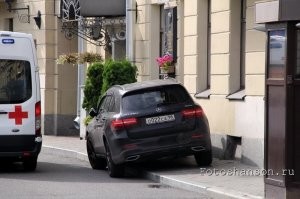 авто Боярского,стоящее на тортуаре, как бы намекает о  чем думает Михаил Сергеевич:  
-"я-ДАртаньян а вокруг пид..сы"