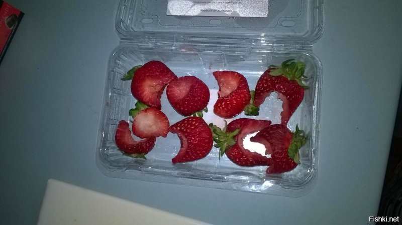 Да и не говори!
Это на каждом шагу!
Если бы не было дебилов, не было бы этого поста!
А на этом фото обыкновенная провокация, с целью
вывести из себя нормального человека.... которую устроил,
возможно, наш бывший соотечественник, 
по принципу: Не зьим, так .....