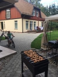 Не знаю у кого там что уходит :) я и зимой жарю в холод и летом и осенью . Вчера дети попросили шашлык пришлось мариновать и жарить до вечера , зато сейчас шашлыка таз .