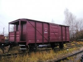 двухосные "товарные" вагоны до сих пор используются в составе "ремонтных" поездов.

отказ от двухоснх вагонов обоснован тем, что такие вагоны имеют относительно низкую устойчивость на высоких скоростях, поэтому сейчас производят только вагоны с двухоснми тележками - у которых помимо двух "комплектов" пружинных амортизаторов ( подвеска каждой оси плюс центральная подвеска тележки - что дает гораздо большую плавность хода ) есть "гидравлические гасители колебаний", которые гасят поперечную раскачку вагона.