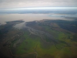 При коммунистах водохранилище постоянно чистили, работал земснаряд
сосал дно, сливал на баржу
песок оставался в барже, вода с илом сливалась за борт
песок шел на строительные нужды, водичка в Кубани была темно-рыжая, и очень плодородная.
30 лет никто ничего подобного не делает, от водохранилища осталось одно название, да огромное, мелкое "зеркало" воды и многометровый слой топкого ила под ним.......
прогревается моментально......
чисто комарятник.....
что же песок.....
песок нынче ушлые ребятки "черпают" прямо с низкого левого берега реки, из русла......
отчего тот становится еще более низким и топким.....