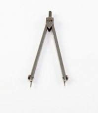 у нас был один герой в классе, 
мух ловил, циркулем прикалывал за крылья, потом ещё пару мух рядом сажал типа родственники больного и первой мухе делал операцию...весь класс собирал на премьеру