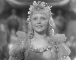 Я в далеком детстве, в 70-х, когда смотрел Золушку, она меня мелкого реально пугала и казалась старухой, переодетой в девочку.
Вот нахрена надо было так делать? Во всем союзе не нашлось более подходящей или кто то её так сильно продвигал?