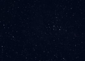 Вся суть современной визуальной постправды.
"Как выглядит космос на самом деле" (фанфары).
И чуть ниже.
"Фотография Сатурна, сделанная путем наложения 36 снимков друг на друга   использовались красные, зеленые и голубые фильтры"...

Без очень специальных целей снимки астрономических объектов с космических аппаратов почти всегда делаются в чёрно-белой гамме. Цветные снимки очень много весят и передача их на Землю требует значительно больше времени и энергии. При их минимальной научной ценности. Если есть аппаратный и энергетический резерв, то выгоднее увеличивать разрешение чёрно-белого снимка, а не обеспечивать его цветность. А раскрашивает снимок в условные цвета компьютер в специальных программах исходя из целей наглядности.
Вот ниже фотография, которую видит обыватель и оригинальный снимок с телескопа "Хаббл".