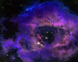 Вся суть современной визуальной постправды.
"Как выглядит космос на самом деле" (фанфары).
И чуть ниже.
"Фотография Сатурна, сделанная путем наложения 36 снимков друг на друга   использовались красные, зеленые и голубые фильтры"...

Без очень специальных целей снимки астрономических объектов с космических аппаратов почти всегда делаются в чёрно-белой гамме. Цветные снимки очень много весят и передача их на Землю требует значительно больше времени и энергии. При их минимальной научной ценности. Если есть аппаратный и энергетический резерв, то выгоднее увеличивать разрешение чёрно-белого снимка, а не обеспечивать его цветность. А раскрашивает снимок в условные цвета компьютер в специальных программах исходя из целей наглядности.
Вот ниже фотография, которую видит обыватель и оригинальный снимок с телескопа "Хаббл".