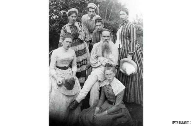 Из инстаграмма друга Толстого..
Лев Толстой, которого все знают из школьной программы - это могучий умом и широкий сердцем старик. Всех ему жаль, о всех он печётся и щедро обо всём на свете делится своими глубокими мыслями. Но записи и самого Толстого, и его жены Софьи, и их детей изобличают в нём мелкого домашнего тирана. Если вам казалось при чтении “Карениной” или “Войны и мира”, что к людям он бессердечен и жесток, то вам не казалось. Просто эту беспощадность принято выдавать за борьбу за нравственность.