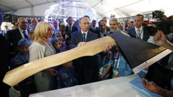 Поражают такие особи(не могу назвать людьми). Ух ты сделали на западе и сопли полетели во все стороны, на этой модельке всё и закончится. Эта модель для тупых блоХЕров и лайкодрочеров, окна обращены вперед-каждый пассажир сможет снять свой 3,14..ц и обрадовать родственников. Удивляют такие недоразвитые, почему не было восторга когда Путину подарили летающий топор? Ну гражданского самолета там не получится, а вот боевой истребитель-бомбардировщик будет супер. Будет покруче ТУ-160, всё порубит в капусту. А какая маскировка? Ниже в коментах все правильно отмечают-любая моделька может летать. И чашки и ложки, в инете много всякого. В СССР были авиамодельные кружки и там у детей первых классов летало всё.