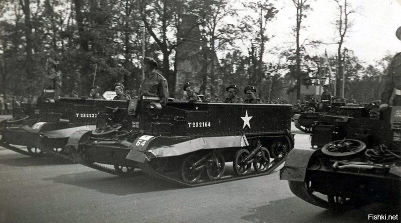 "Подготовка" перед "толпой" камер на площади и сам парад. Ну и ещё парада