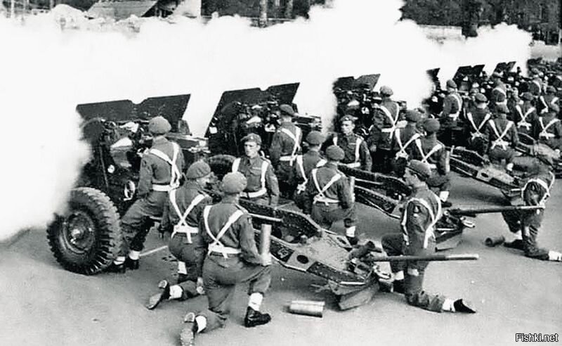 "Подготовка" перед "толпой" камер на площади и сам парад. Ну и ещё парада