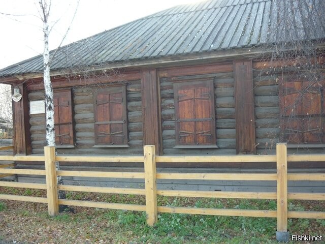 А то ж. Сибирь- наше всё.
Даже Достоевский пожил однажды.))
Гордостью Новокузнецка является литературно-художественный памятник XIX века - дом Ф.М. Достоевского. Этот одноэтажный бревенчатый дом архитектурно ничем не привлекает внимание, однако это здание выделяет Новокузнецк среди других городов страны. На мемориальной доске надпись: «Здесь жил в 1857 году писатель Ф.М. Достоевский». В 1854 г., когда Достоевский был направлен на поселение в Семипалатинск, произошло его знакомство с губернским секретарем Александром Ивановичем Исаевым и его женой Марией Дмитриевной, которая оставила большой след в жизни и творчестве писателя. В мае 1855 г. Исаевы переехали в Кузнецк. Муж вскоре умер. Чувство писателя, зародившееся еще в Семипалатинске, вылилось в большую пылкую любовь. Они постоянно переписывались. Достоевский несколько раз приезжал к Марии Дмитриевне. В один из приездов 6 февраля 1857 г. в Одигитриевской церкви Достоевский повенчался с ней, о чем хранится запись в Новокузнецком краеведческом музее. В середине февраля 1857 г. писатель с женой выехали обратно в Семипалатинск. В общей сложности Достоевский провел в Кузнецке 22 дня.
Хронология строительства дома, в котором жил писатель, исчисляется первой половиной XIX в. Дом принадлежал Соловьеву-Дмитриеву. С ним Ф. М. Достоевский был знаком по каторге, которую он отбывал по делам петрашевцев в Омской тюрьме.