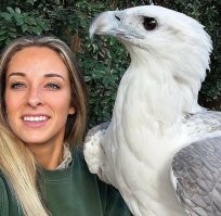 А вот улыбается девочка зря. Для диких животных улыбка - это оскал и угроза. Покойный батя рассказывал как в Антарктиде один мужичок пингвина поймал и сфотографироваться с ним на руках хотел. Не императорского конечно, какого-то помельче. И улыбнулся на фотокамеру. А пингвин не будь дурак и клюнул в улыбку. Короче 2 зуба на минус.